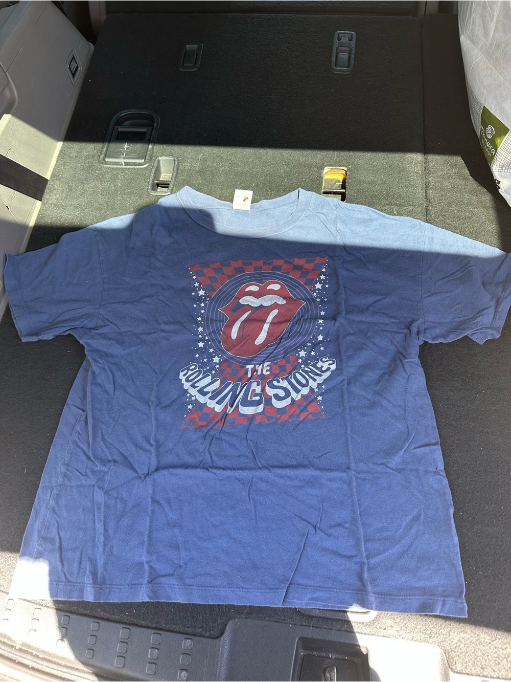 American Eagle Outfitters Navy Short Sleeve Tee with Red Graphic